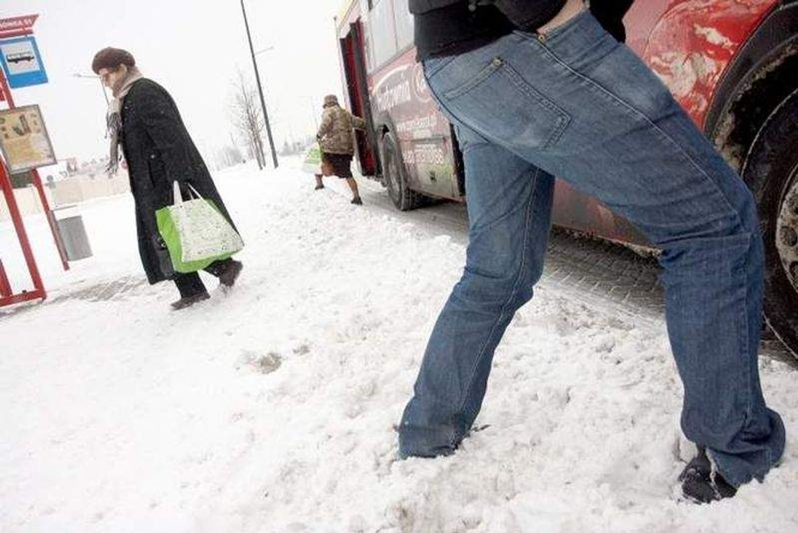 Zasypane przystanki i miejsca parkingowe w Lublinie. "Robimy co możemy"