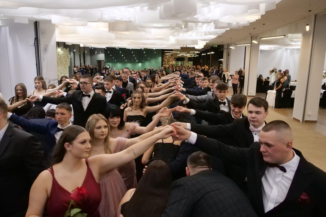 Zatańczyli poloneza aż miło! Studniówka ZS Chemicznych i Przemysłu Spożywczego w Lublinie Zatańczyli poloneza aż miło! Studniówka ZS Chemicznych i Przemysłu Spożywczego w Lublinie