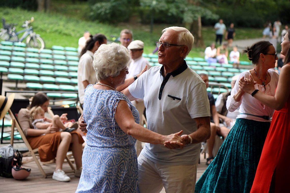 Zatańczyli w Ogrodzie Saskim 