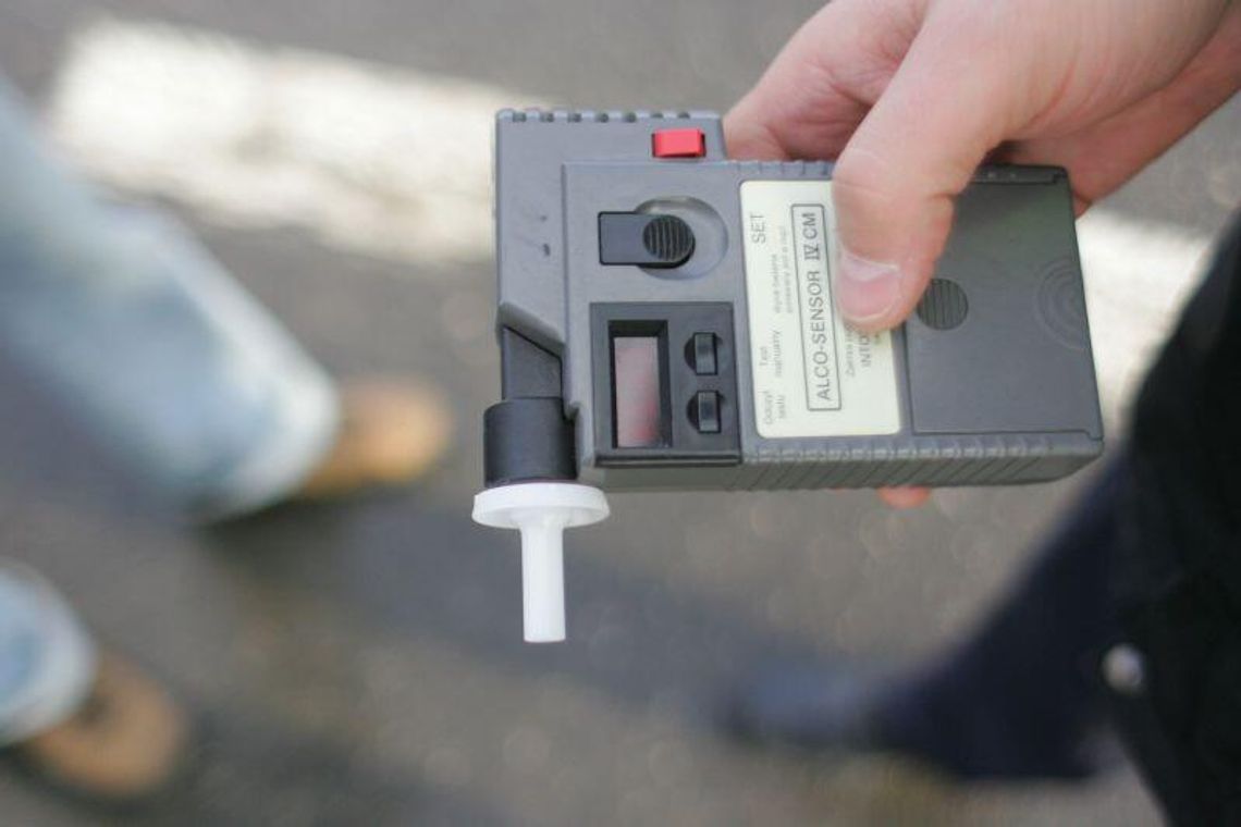 Zatoczył się pod ciężarówkę i spowodował wypadek. Był pijany