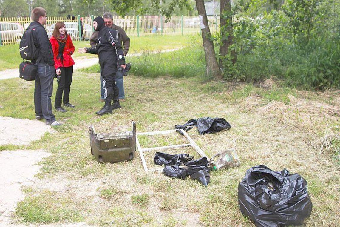 Zatopili wrak śmigłowca, w zamian sprzątają dno jeziora