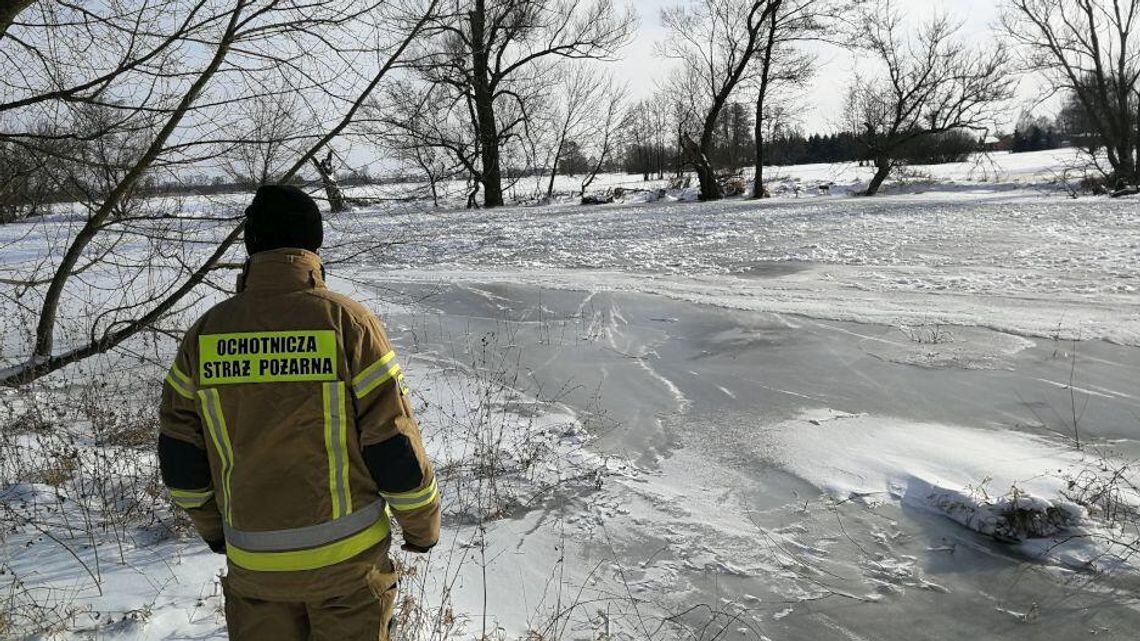 Zator kry na rzece Wieprz. "Woda zaczyna się wylewać z koryta i zalewać częściowo łąki" Zator kry na rzece Wieprz. "Woda zaczyna się wylewać z koryta i zalewać częściowo łąki"
