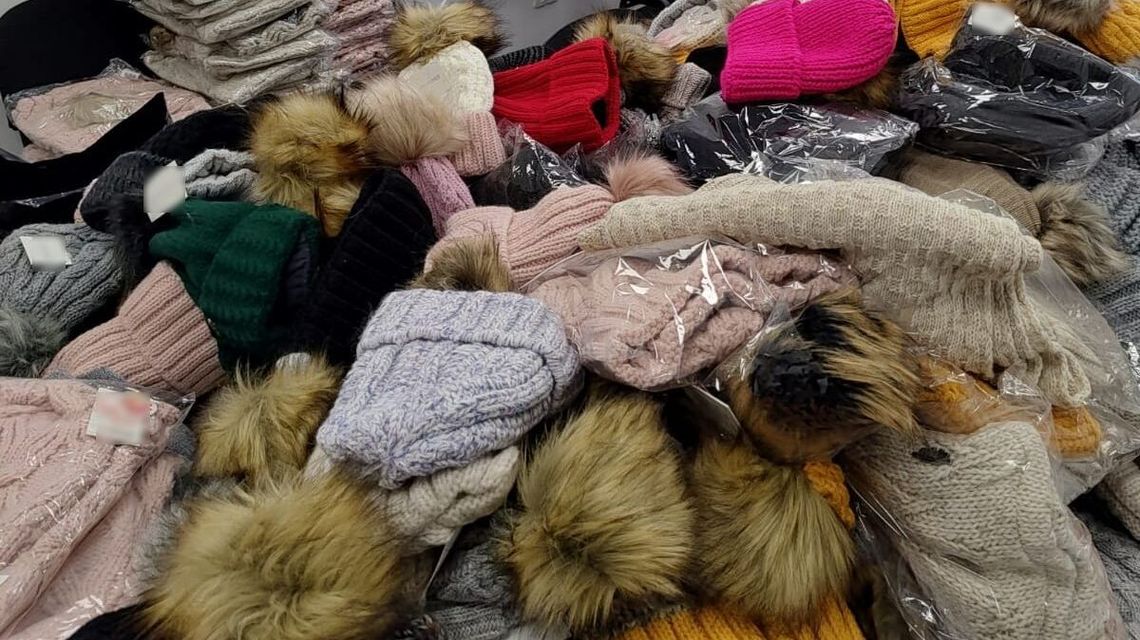 Zatrudnił się w firmie odzieżowej, by ją okraść z czapek i szalików Zatrudnił się w firmie odzieżowej, by ją okraść z czapek i szalików