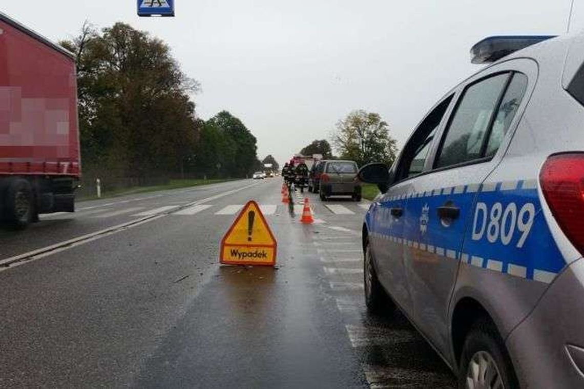 Zatrzymał się przed przejściem. 80-latek nie zdążył wyhamować 