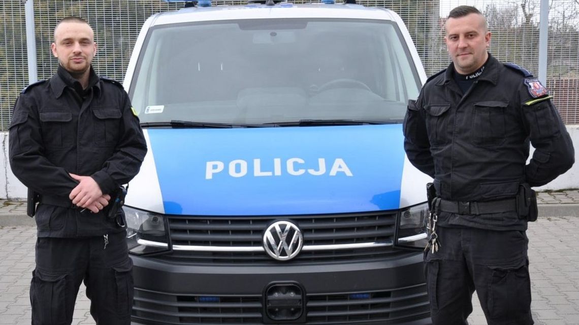 Zatrzymali pędzące auto, okazało się, że kierowca pilnie potrzebuje pomocy. Podziękowania dla policjantów Zatrzymali pędzące auto, okazało się, że kierowca pilnie potrzebuje pomocy. Podziękowania dla policjantów