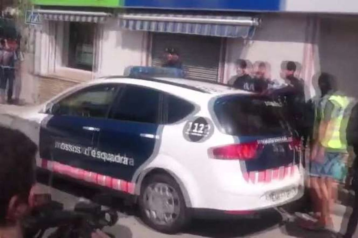 Zatrzymano podejrzanego o zamach w Barcelonie. Tłum krzyczał i obrzucał go obelgami Zatrzymano podejrzanego o zamach w Barcelonie. Tłum krzyczał i obrzucał go obelgami