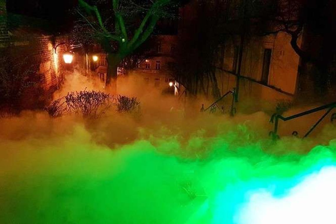 Zaułek Hartwigów skąpany w zielonej mgle. Testy przed imprezą