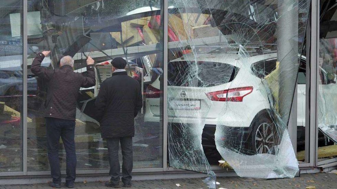 Zawalił się dach salonu samochodowego w Lublinie. Odpowiedzą za katastrofę budowlaną