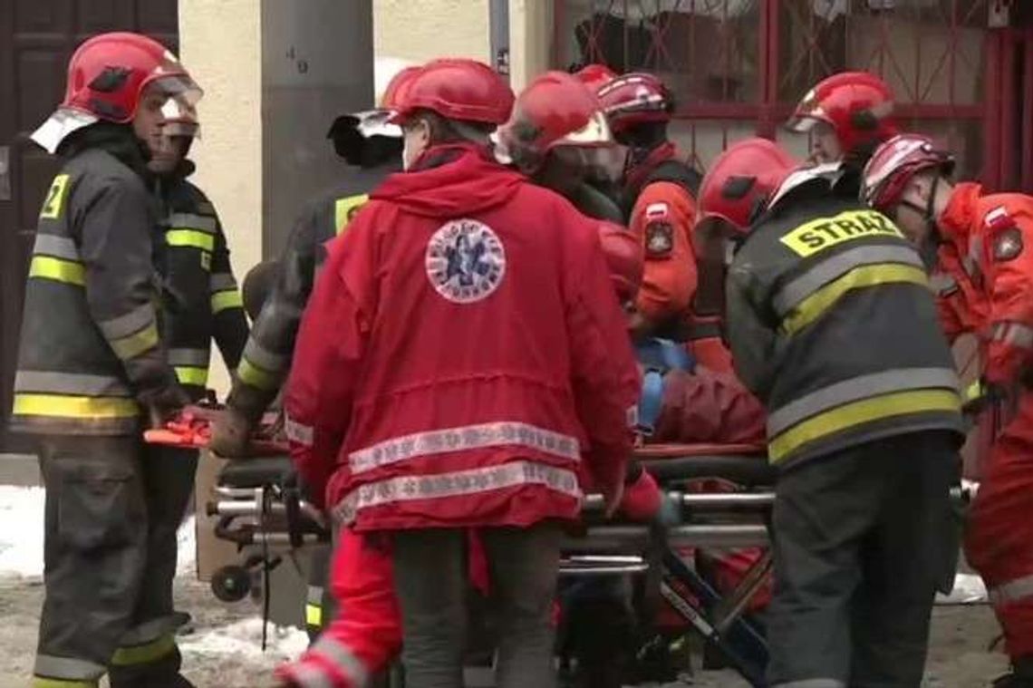 Zawalił się strop piwnicy. Cztery osoby wydobyte. 16-latek w ciężkim stanie