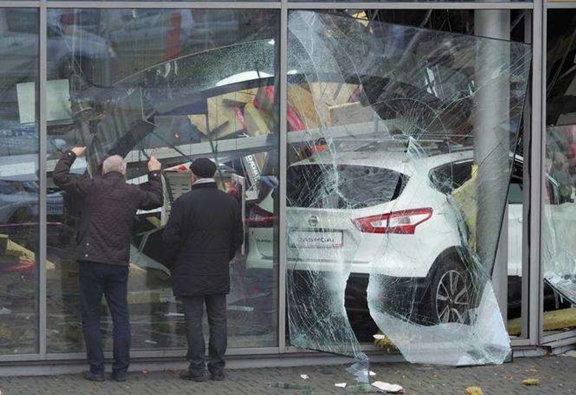 Zawalony dach w salonie Nissana. Jest śledztwo