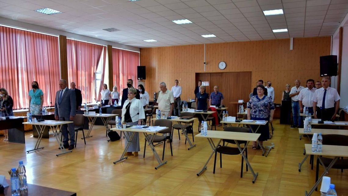 Zawieźli pudło z podpisami mieszkańców. Ważą się losy referendum, które może odwołać radę powiatu Zawieźli pudło z podpisami mieszkańców. Ważą się losy referendum, które może odwołać radę powiatu