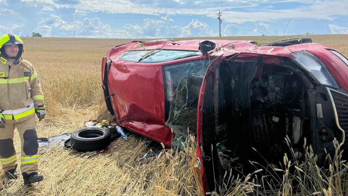 Zawiniła prędkość. Skoda wypadła z drogi w środek pola