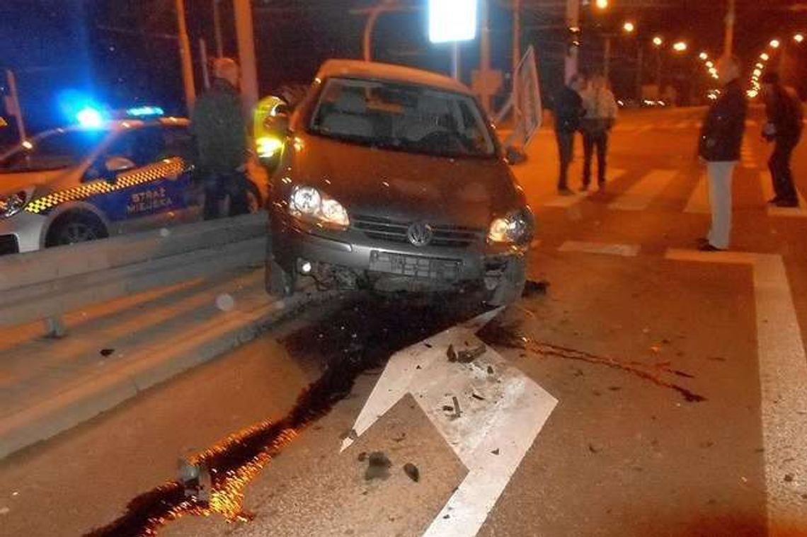 Zawisł samochodem na barierkach. Pijany kierowca miał dwa promile