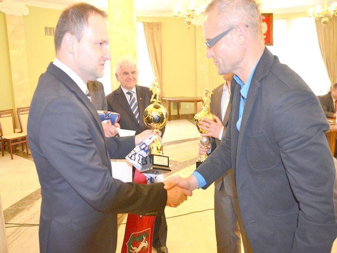 Zawodnicy i trenerzy klubów z województwa odebrali puchary od Krzysztofa Hetmana