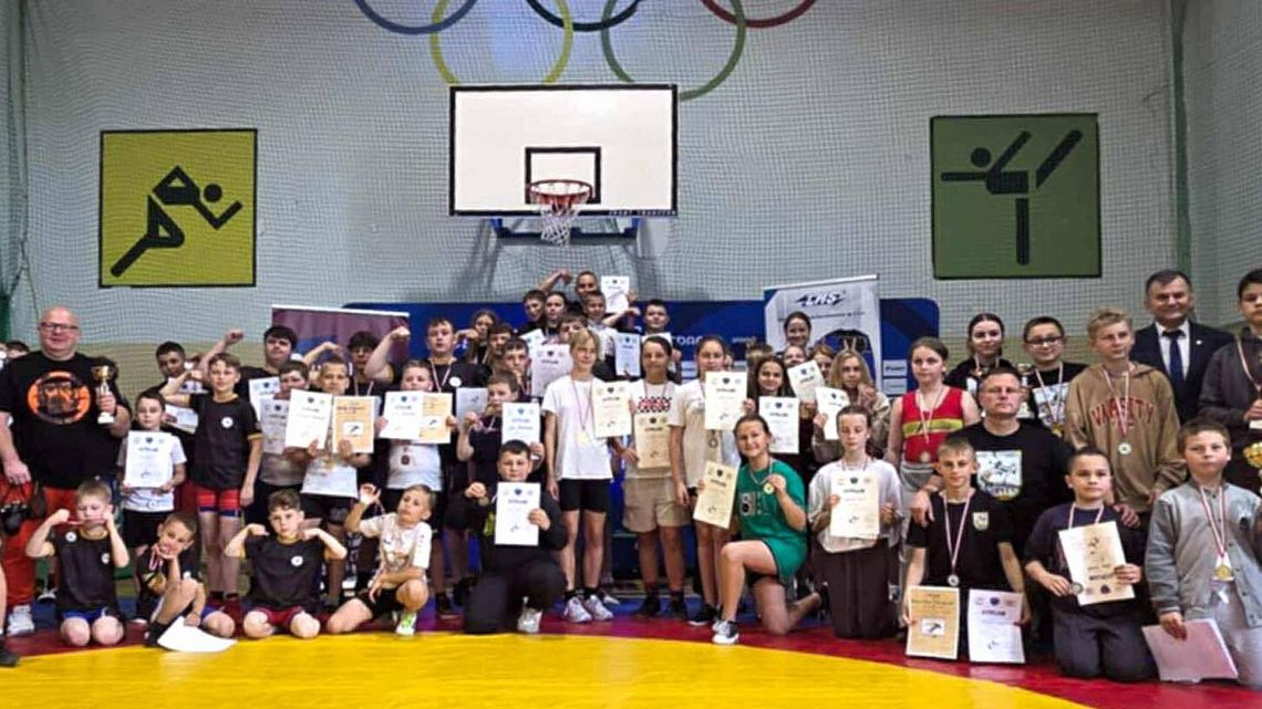 Zawodniczki i zawodnicy Cementu-Gryfa Chełm z medalami mistrzostwa województwa lubelskiego Zawodniczki i zawodnicy Cementu-Gryfa Chełm z medalami mistrzostwa województwa lubelskiego