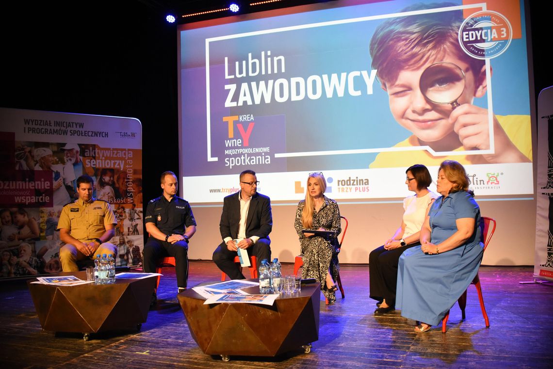 Zawodowcy wracają na wakacje. Dzieci zajrzą za kulisy pracy strażaków, policjantów i dziennikarzy