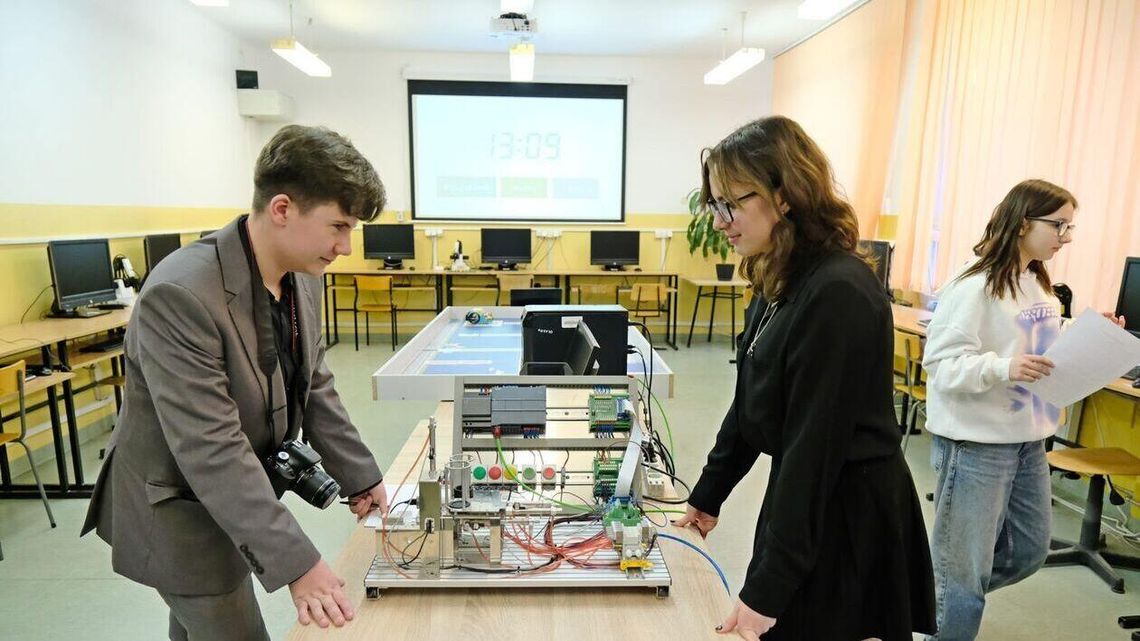 „Zawodowy zawrót głowy” – po tym technikum każdy ma znaleźć pracę