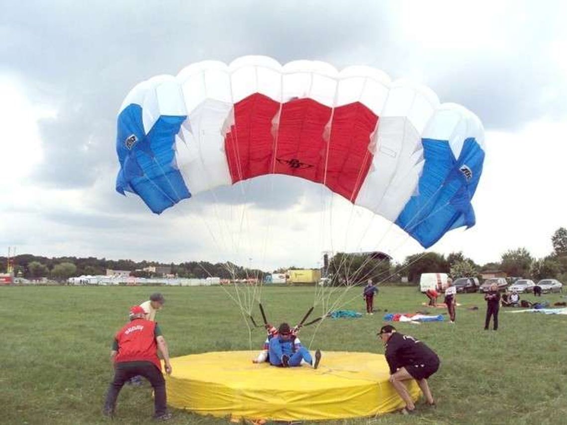 Zawody spadochronowe na Dniach Świdnika