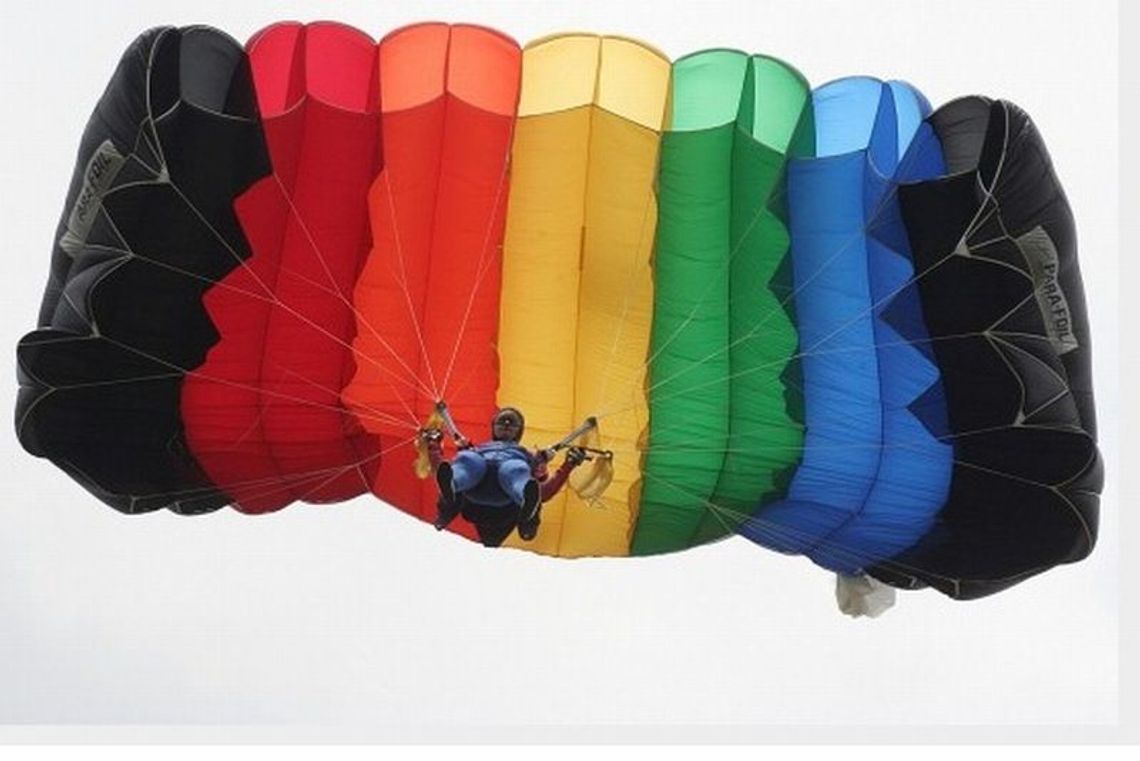 Zawody spadochronowe w Świdniku (zdjęcia)