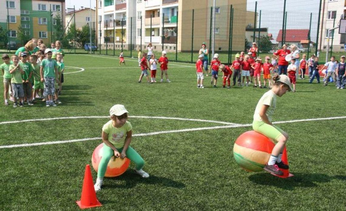 Zawody w Hańsku: Bieg w \"spodenkach taty\" i \"kapciach dziadka\"