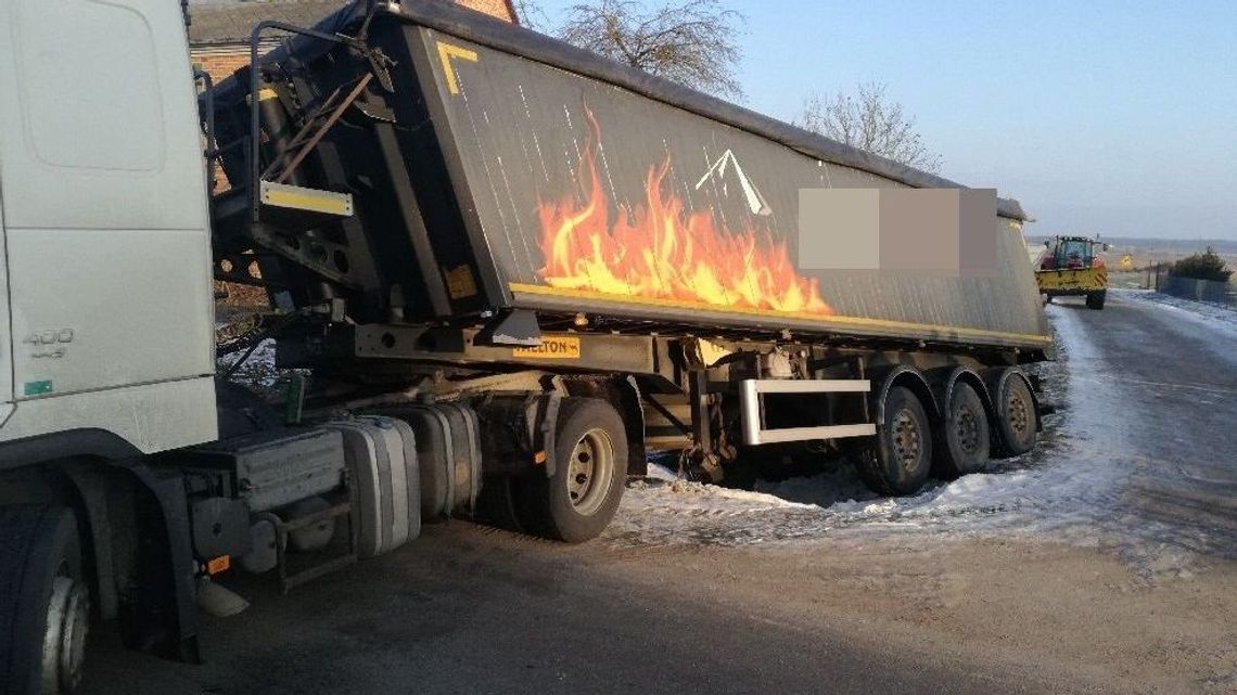 Zawracał na skrzyżowaniu, ciężarówka wpadła do rowu. Trwa przeładunek