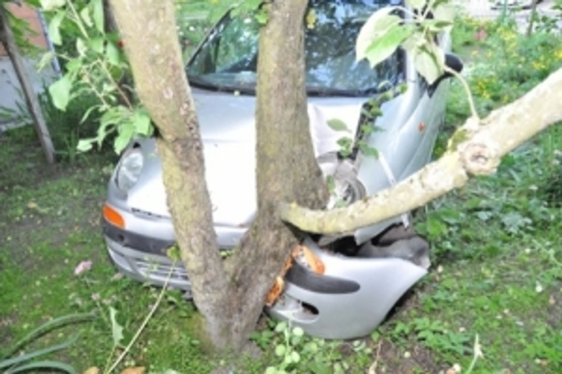 Zawracał po pijaku. Potrącił pieszego, wjechał do ogródka