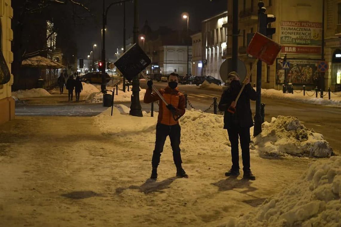 Zawstydzili drogowców i dozorców. Piesi… sami odśnieżali chodniki