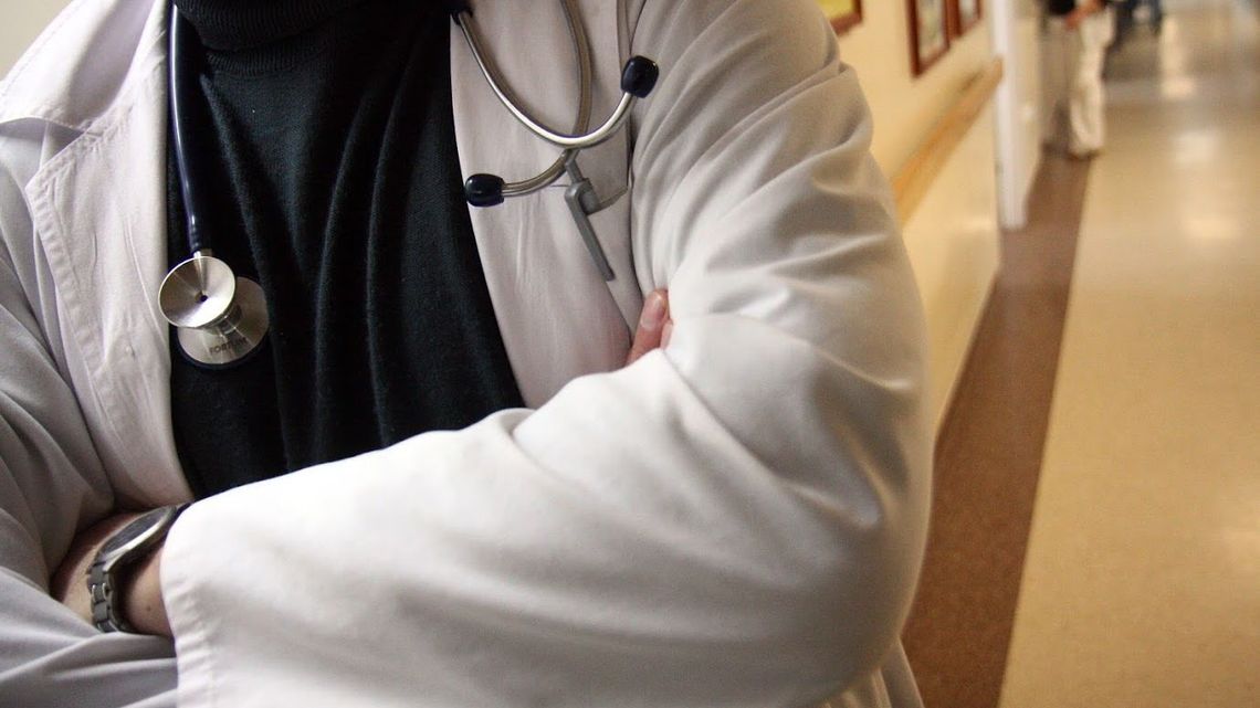 Zbadał kolano, zalecił okłady a pacjent zmarł. Lekarz lubelskiego szpitala usłyszał wyrok