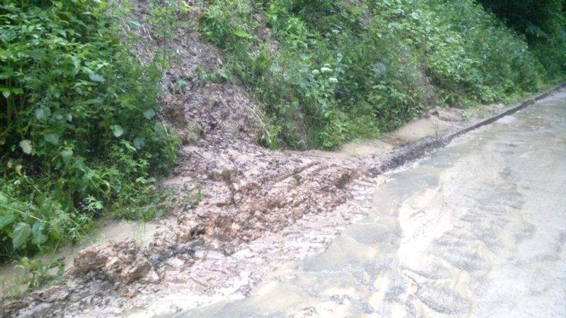 Zbędowice. Błoto zalewa jedyną drogę. Remont będzie, jak straty będą większe