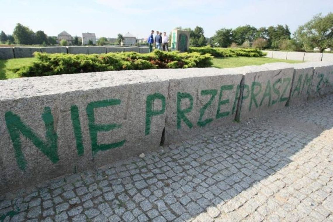 Zbezczeszczony pomnik w Jedwabnem. Nie ma winnych