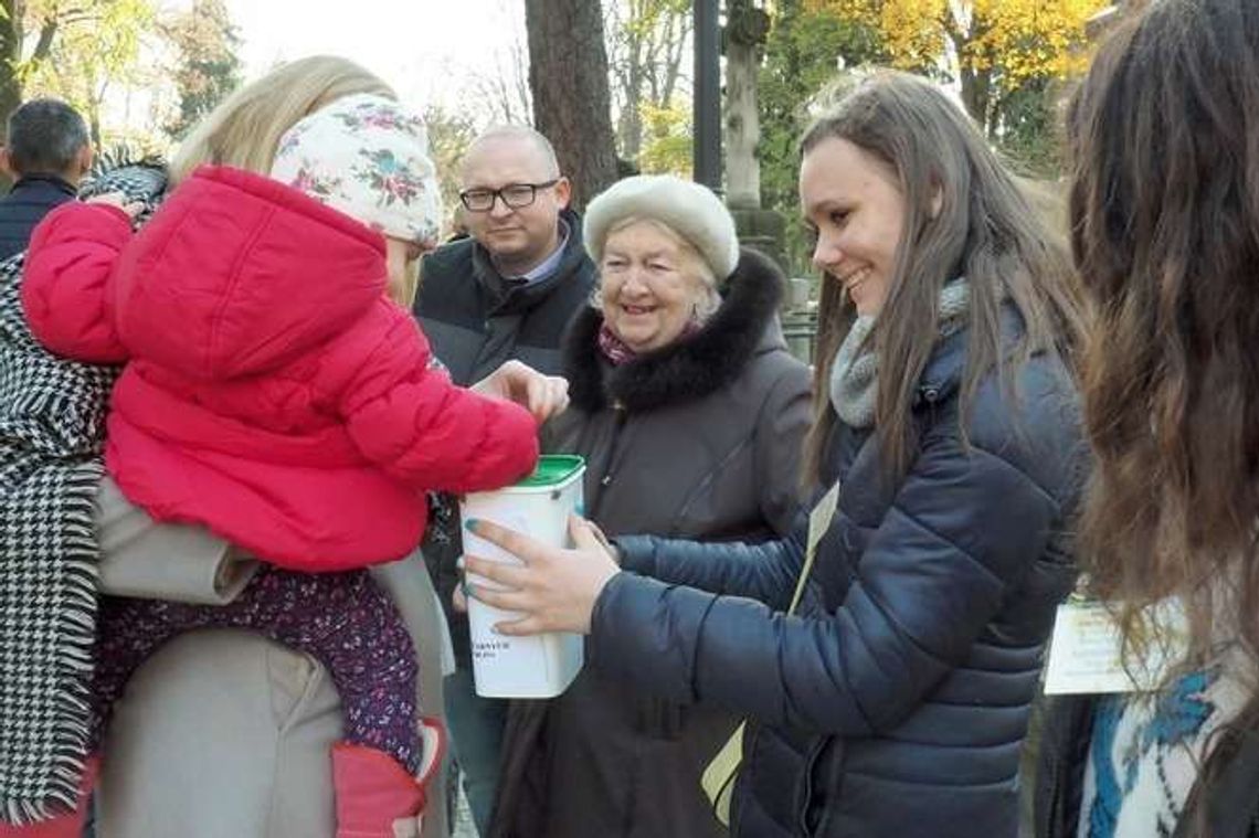 Zbierają na pomniki i potrzebujących. Kwesty przy ul. Lipowej również w poniedziałek Zbierają na pomniki i potrzebujących. Kwesty przy ul. Lipowej również w poniedziałek