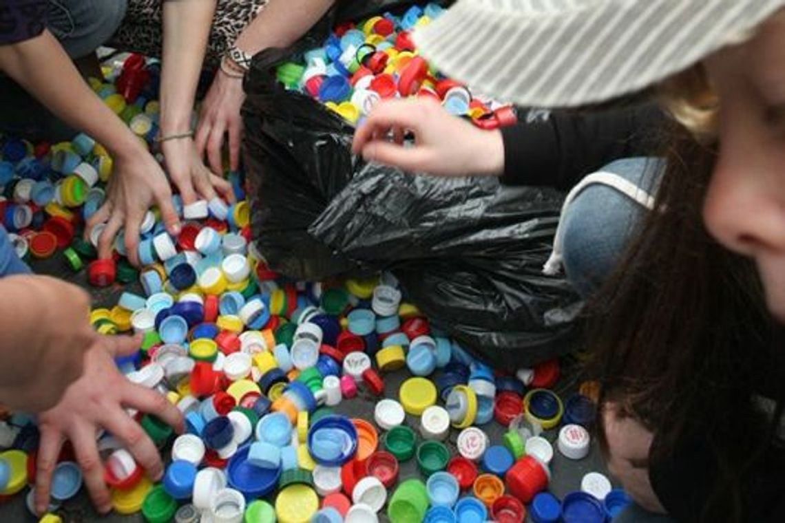 Zbiórka na operację Kamila, 1 kg nakrętek to 1 zł