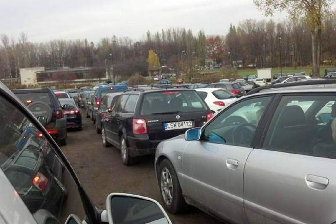 Zbliża się Wszystkich Świętych. Tak dotrzemy na cmentarze (parkingi, komunikacja miejska) Zbliża się Wszystkich Świętych. Tak dotrzemy na cmentarze (parkingi, komunikacja miejska)