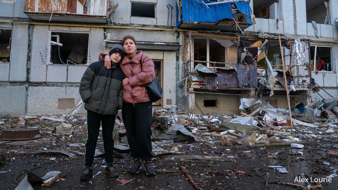 Zbombardowany blok koło Charkowa. Wstrząsające zdjęcia Zbombardowany blok koło Charkowa. Wstrząsające zdjęcia