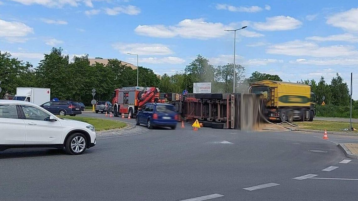 Zboże na drodze. Ciężarówka przewróciła się na rondzie
