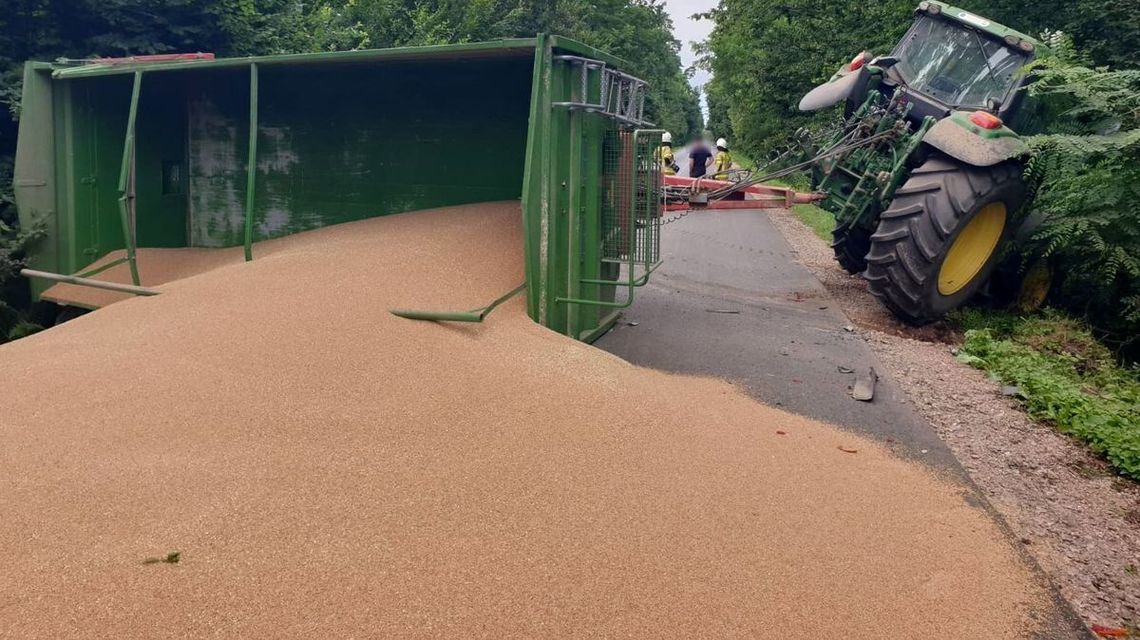Zboże rozsypało się po jezdni. Droga przez wieś zablokowana