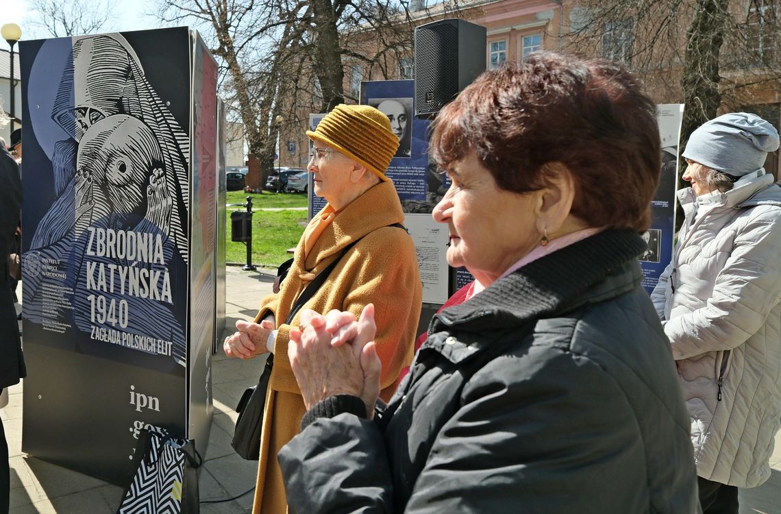 Wystawa „Zbrodnia Katyńska 1940. Zagłada polskich elit” prezentowana na Placu Jana Kochanowskiego w Lublinie w ramach obchodów Dnia Pamięci Ofiar Zbrodni Katyńskiej.