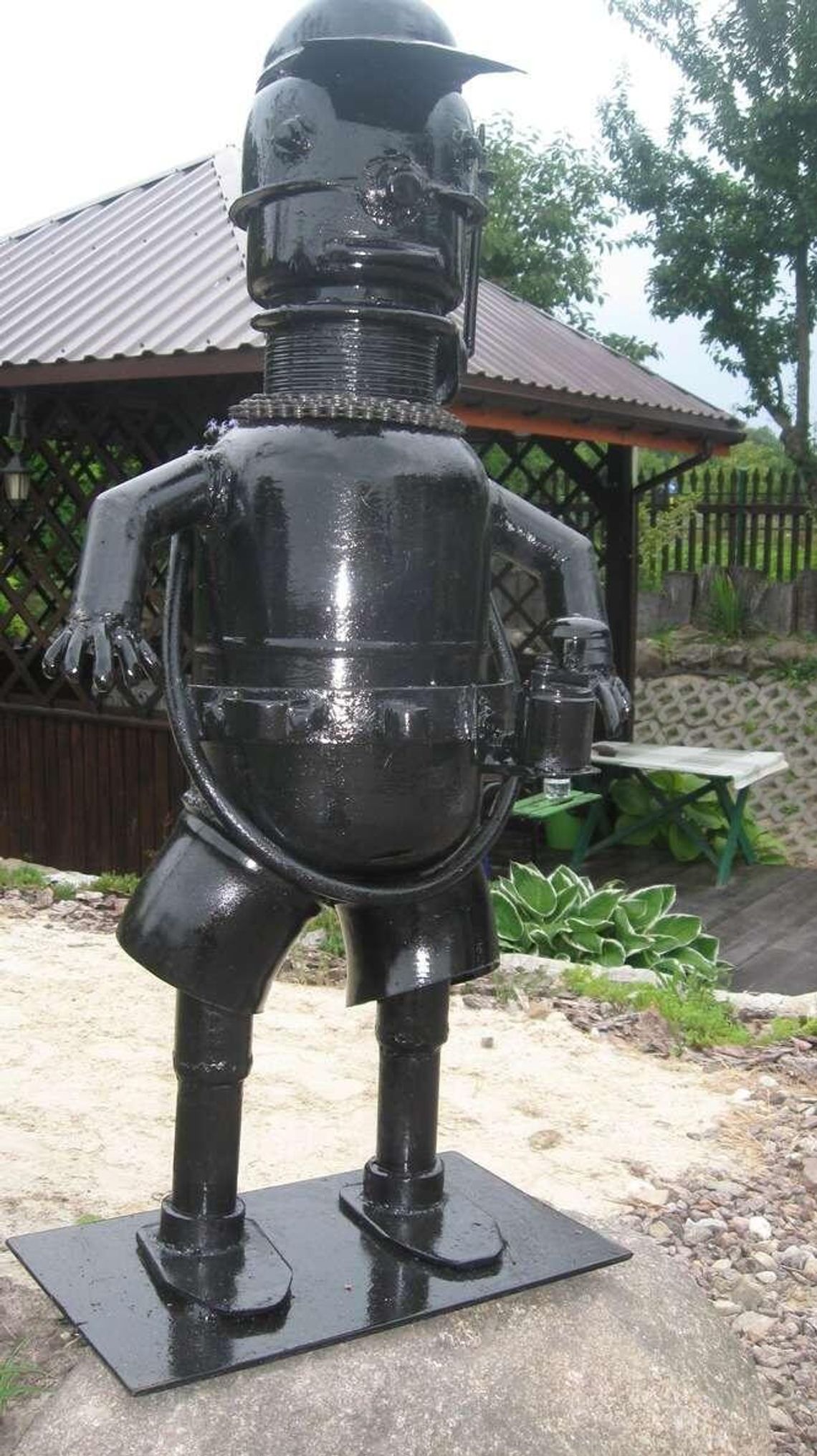 Zbudowali androida z części na złomowisku. Ma promować dobro Zbudowali androida z części na złomowisku. Ma promować dobro