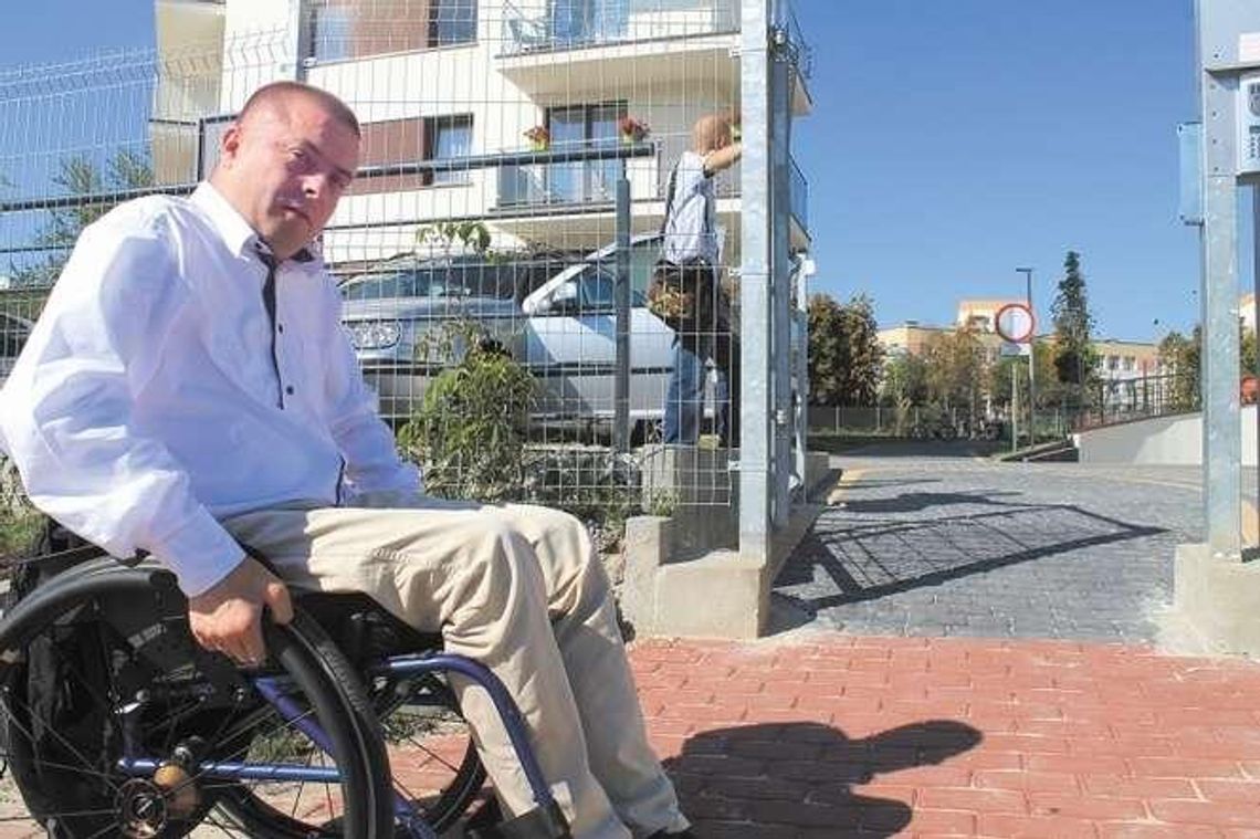 Zbudowali drogę, zrobiło się stromo. To przeszkoda dla osób niepełnosprawnych Zbudowali drogę, zrobiło się stromo. To przeszkoda dla osób niepełnosprawnych