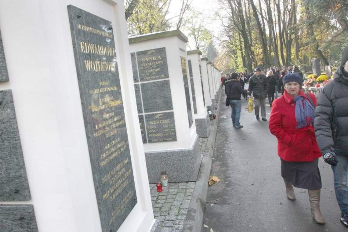 Zbudowali nisze do pochówku urn, odnowili cmentarz. Miasto podniosło im opłaty
