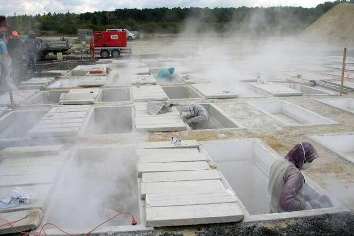 Zbudowali za ciasne groby. Dlatego teraz cmentarz tonie w chmurach pyłu