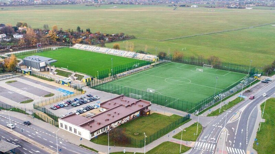 Zbudują namiot nad boiskiem piłkarskim. Będzie można grać w zimie Zbudują namiot nad boiskiem piłkarskim. Będzie można grać w zimie