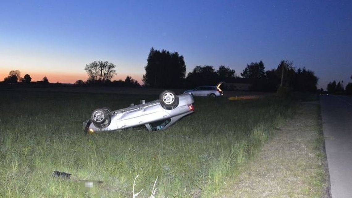 Zbyt szybka jazda zakończona dachowaniem. Pasażerka trafiła do szpitala