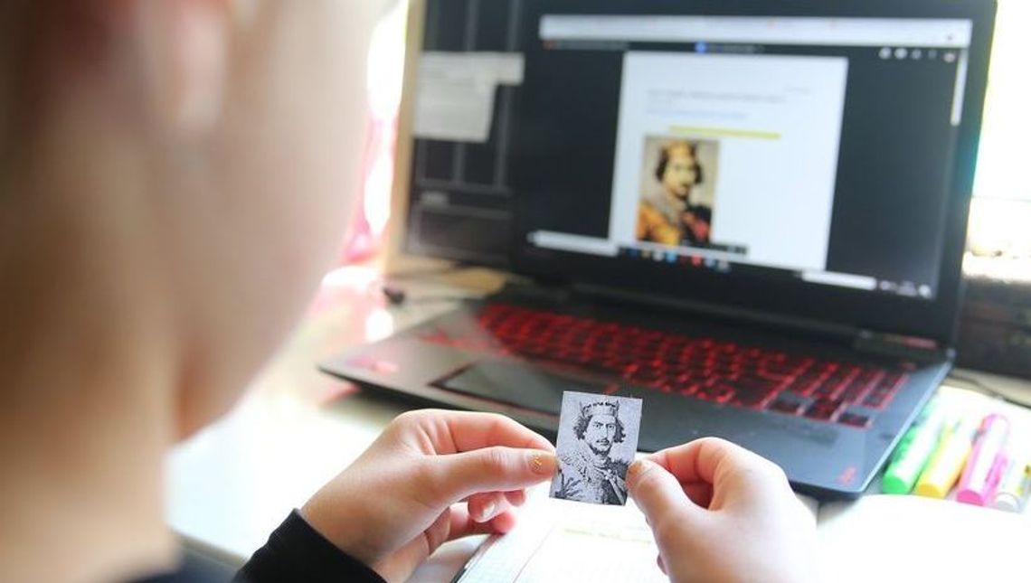 Zdaniem rodziców i nauczycieli, zdalne nauczanie ma więcej wad niż zalet