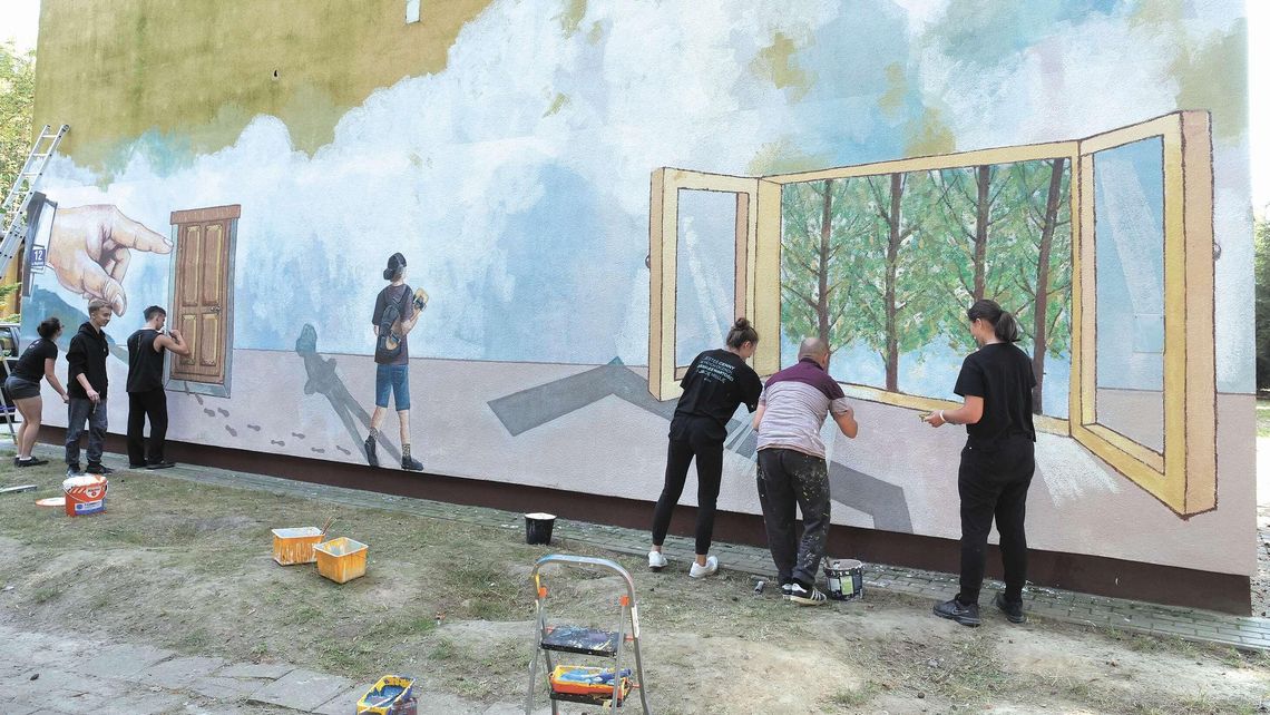 Zdążyli z muralem przed pierwszym dzwonkiem Zdążyli z muralem przed pierwszym dzwonkiem