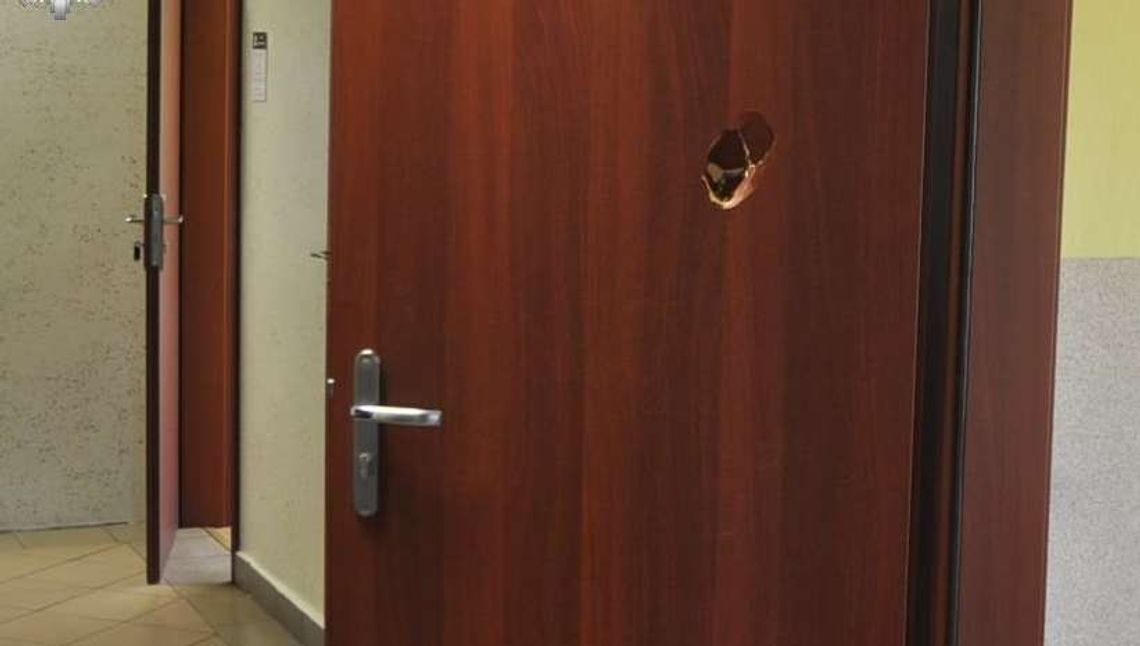 Zdenerwował się w urzędzie, wychodząc wybił dziurę w drzwiach. Trafił do aresztu