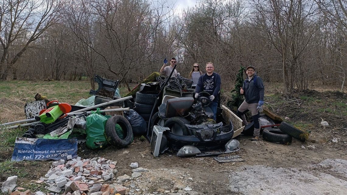 Zderzaki, opony, reflektory. To ludzie wyrzucają nad Bystrzycą