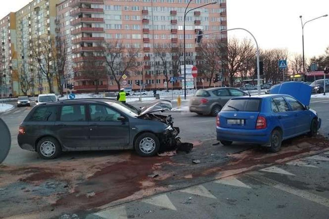 Zderzenie aut na Czechowie. Kobieta trafiła do szpitala. Duże utrudnienia [zdjęcia]