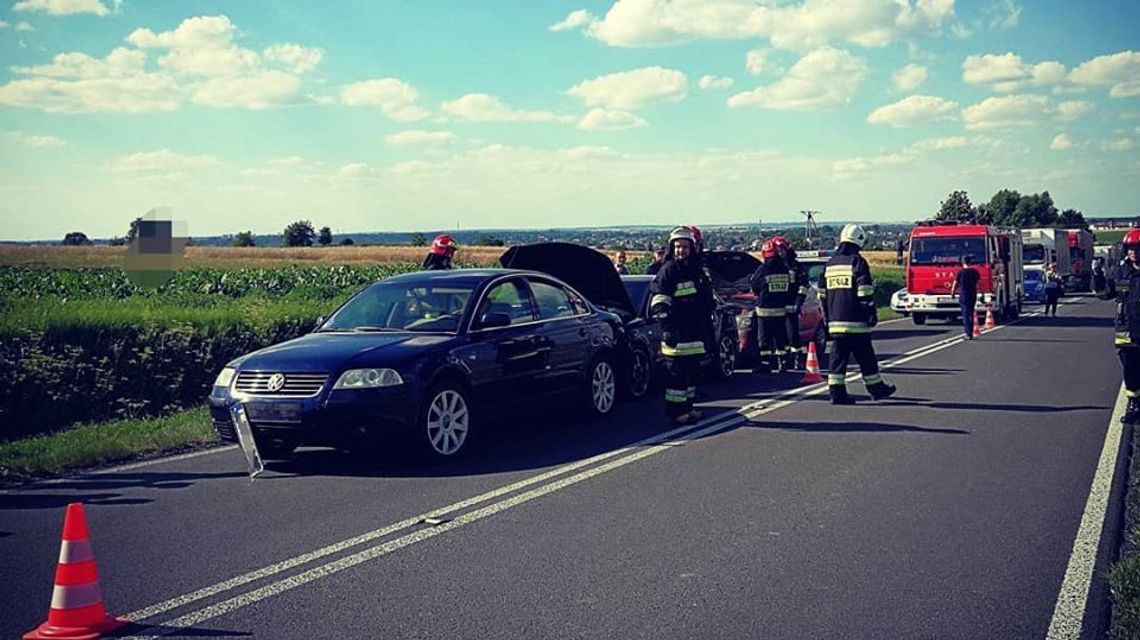 Zderzenie aut na krajowej "17". Do szpitala została przewieziona matka z dzieckiem