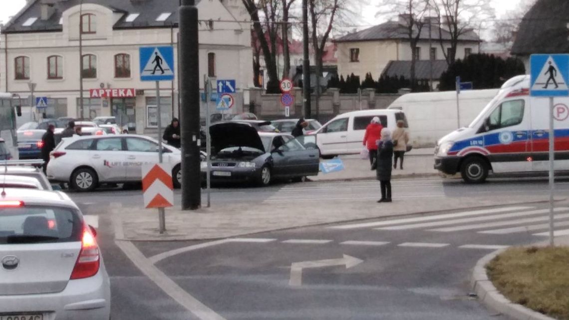 Zderzenie aut na Rondzie Mohyły. Jedna osoba w szpitalu